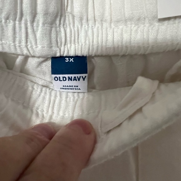 A pair of Old Navy NWT white shorts in 3X - Picture 2 of 7